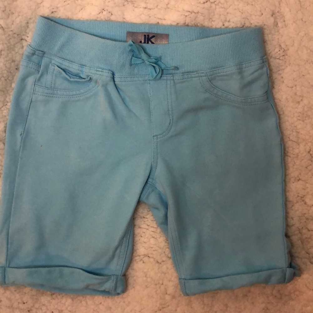 Cute shorts.Wrinkle free and washes great!!